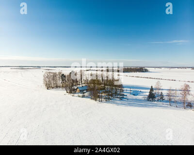 Bella vista aerea della coperta di neve i campi. Rime ghiaccio e gelo trasformata per forte gradiente di alberi di copertura. Scenic paesaggio invernale vicino a Vilnius, Lituania. Foto Stock