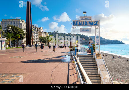 Per gli amanti del jogging e walkers godere di un giorno di estate sulla Promenade des Anglais presso il resort città di Nizza Francia sul mare mediterraneo della Riviera Francese. Foto Stock