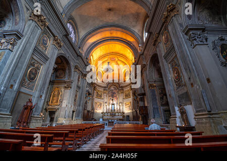 Ampio angolo di vista interna del barocco Saint Francois de Paule chiesa in Cours Saleya area della Città Vecchia di Nizza Francia. Foto Stock