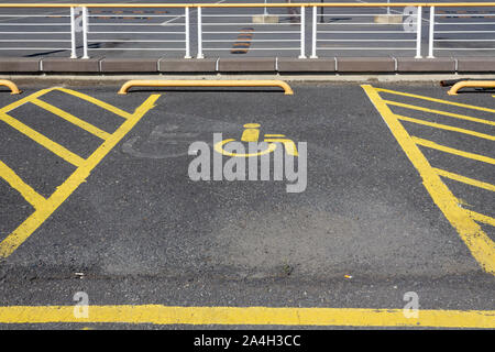 Parcheggio Disabili spazio, segno disabili Foto Stock