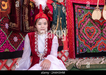 Istanbul / TURCHIA - Ottobre 04 2019: il kazako ragazza giovane con abito tradizionale Foto Stock