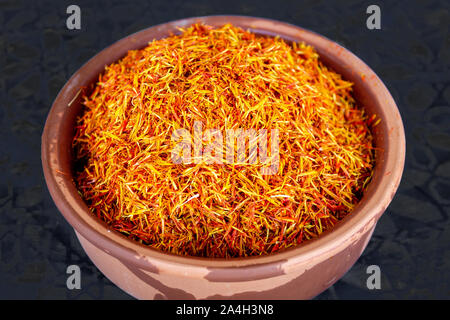 Lo zafferano spice in pot nero su sfondo isolato Foto Stock