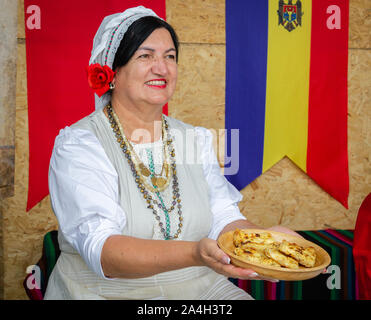 Istanbul / TURCHIA - Ottobre 04 2019: 4. Etnospor festival culturali. La Moldavia donna in abito tradizionale serve cibo Foto Stock