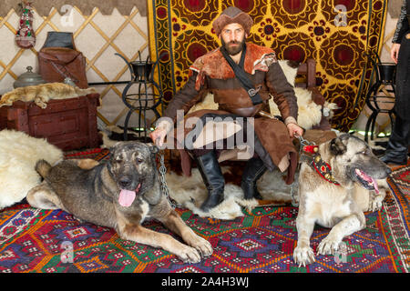 Istanbul / TURCHIA - Ottobre 04 2019: 4. Etnospor festival culturali. L'uomo con il vecchio tradizionale abito turco e "cani kangal' Foto Stock