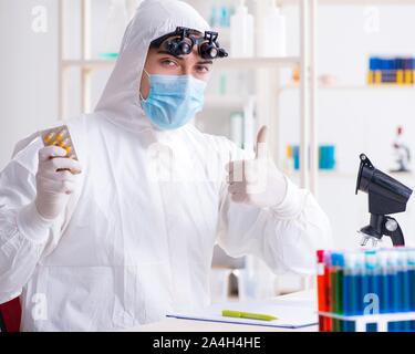 Il farmaco il concetto di sintesi con il farmacista lavorando nel laboratorio di ricerca Foto Stock