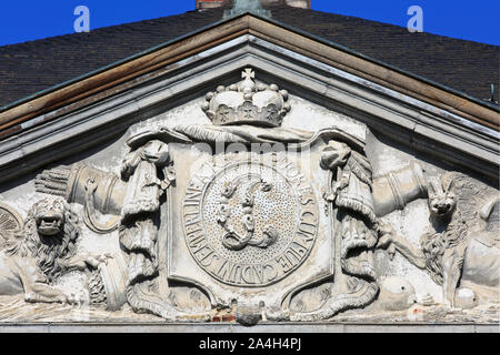 Close-up del parafango destro con stemma al Chateau de Beloeil, residenza del Principe de Ligne, in Beloeil (Hainaut), Belgio Foto Stock