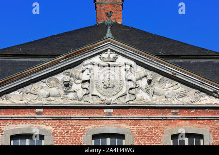Close-up del parafango destro con stemma al Chateau de Beloeil, residenza del Principe de Ligne, in Beloeil (Hainaut), Belgio Foto Stock