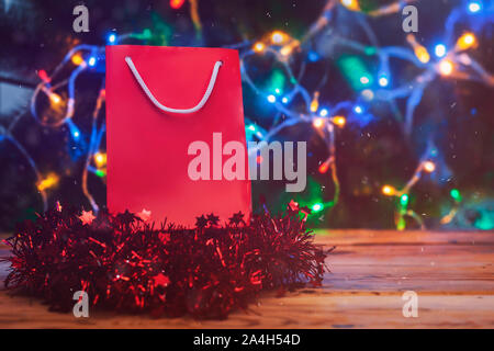 Borse per lo Shopping di Natale. Shopping di Natale concetto. X-mas vendita concetto. Shopping bag contro decorate con luci festose albero di Natale. Luci, Cop Foto Stock