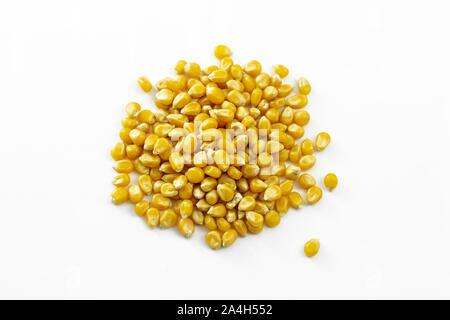 Un gruppo di essiccato di chicchi di mais su sfondo bianco Foto Stock