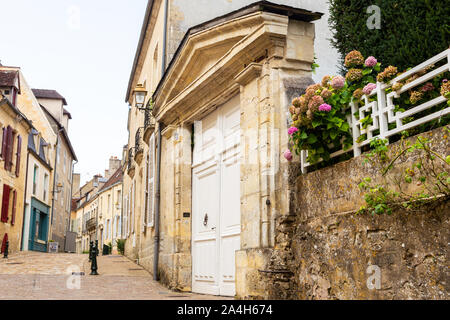 Belleme, Francia - 29 agosto 2018: cityscape di tipici edifici e strade di Belleme, borgo medievale Foto Stock