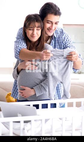 I giovani genitori aspettano il loro primo bambino Foto Stock
