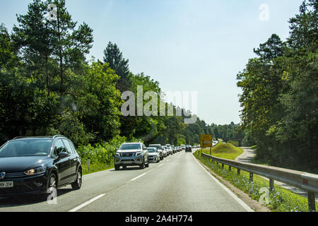 Automobili in attesa in linea per il lago di Bled in Slovenia od 27 Luglio 2019 Foto Stock