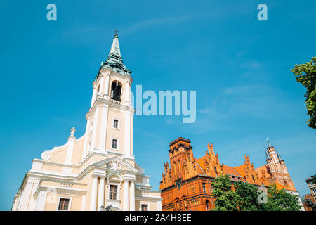 Chiesa di Santo Spirito e la Posta Centrale a Rynek Staromiejski square a Torun, Polonia Foto Stock