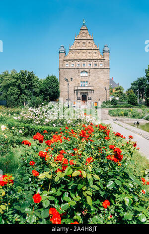 Nicolaus Copernicus University e il giardino di primavera in Torun, Polonia Foto Stock