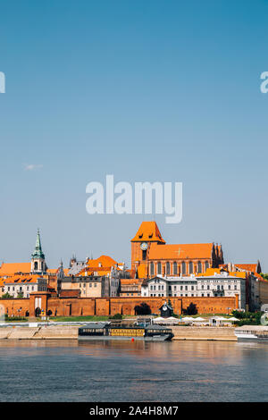 Torun città vecchia e il fiume Vistola in Polonia Foto Stock