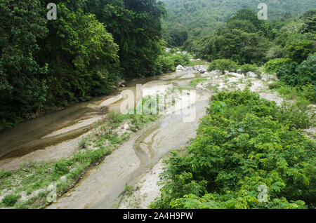 Piedras fiume al confine con il Parco Nazionale Tayrona in Colombia Foto Stock