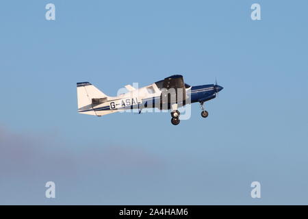 G-ASAL, il solo modello 124 Aviazione scozzese Bulldog e ex società dimostratore, uscire dalla sua casa di base presso l'Aeroporto di Prestwick in Ayrshire. Foto Stock