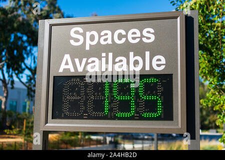 Spazi a disposizione parcheggio esterno segno con LED contatore indicante il numero di aperto o vuoto spazi di parcheggio presso il parcheggio. Foto Stock