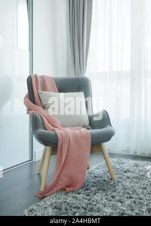 Sciarpa Rosa su grigio scuro in stile vintage poltrona in salotto Foto Stock