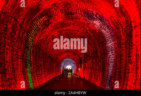 Pechino, Canada. Xiii oct, 2019. La gente a piedi attraverso il Brockville galleria ferroviaria in Brockville, Ontario, Canada, 13 ottobre, 2019. Con un moderno LED colorate sistema questo Canadian primo tunnel ferroviario ha aperto al pubblico come un sentiero fin dal 2017. Credito: Zou Zheng/Xinhua/Alamy Live News Foto Stock