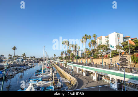 Redondo Beach marina dispone di negozi e ristoranti lungo la passeggiata a mare e il molo di Redondo Beach in California Foto Stock