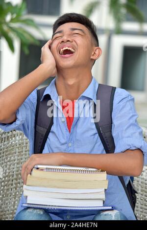 Ragazzo studente e risate con i libri Foto Stock