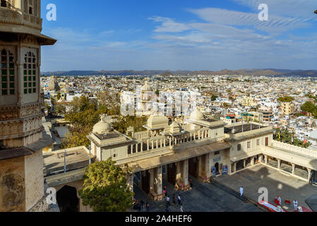 Udaipur, India - 17 Febbraio 2019: Vista della città dalla City palace di Udaipur. Rajasthan Foto Stock