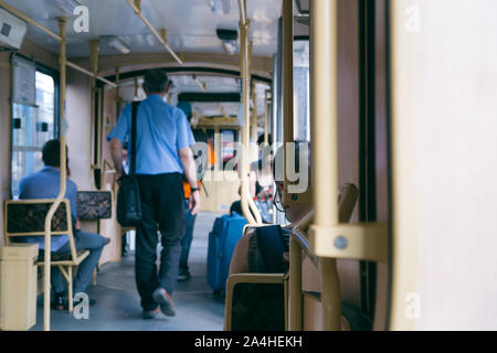 Interno del tram con passeggeri a Budapest, Ungheria Foto Stock