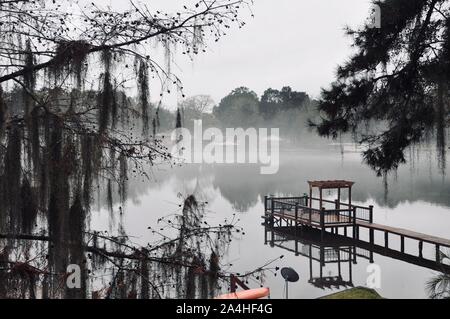 Dock su un lago di nebbia Foto Stock