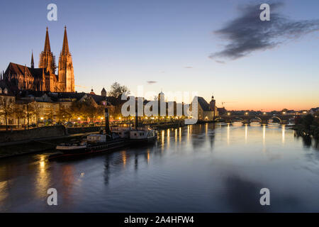 Regensburg: fiume Donau (Danubio), Steinerne Brücke (ponte di pietra), la chiesa di San Pietro - la Cattedrale di Ratisbona, nave museo Ruthof / Ersekcsanad in Foto Stock