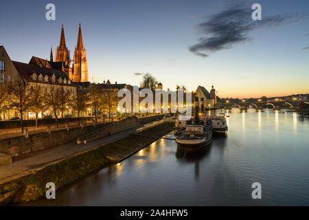 Regensburg: fiume Donau (Danubio), Steinerne Brücke (ponte di pietra), la chiesa di San Pietro - la Cattedrale di Ratisbona, nave museo Ruthof / Ersekcsanad in Foto Stock