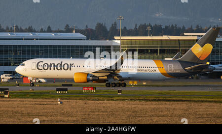 Richmond, British Columbia, Canada. Xiii oct, 2019. Un Condor Flugdienst Boeing 767-300ER (D-ABUF) wide-body aereo jet decolla dall'Aeroporto Internazionale di Vancouver domenica 13 ottobre, 2019. Credito: Bayne Stanley/ZUMA filo/Alamy Live News Foto Stock