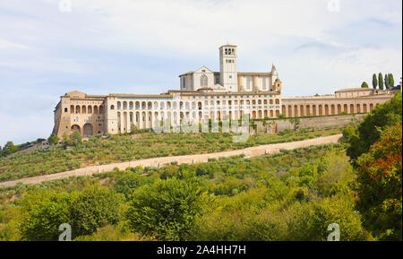 Basilica di San Francesco di Assisi con il Sacro Convento del convento dei Francescani, Umbria, Italia. Foto Stock