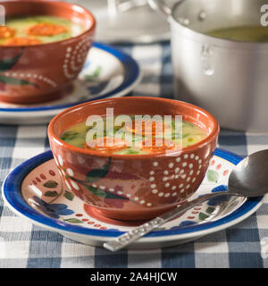 Caldo verde. Il portoghese la zuppa di cavolo. Portogallo il cibo Foto Stock
