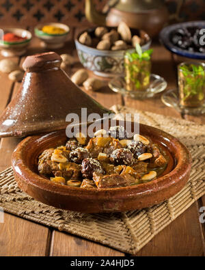 Tagine di agnello con prugne e mandorle. Il Marocco cibo Foto Stock