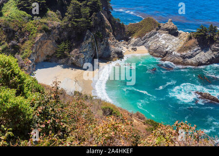 McWay cade in Julia Pfeiffer Beach, California Foto Stock