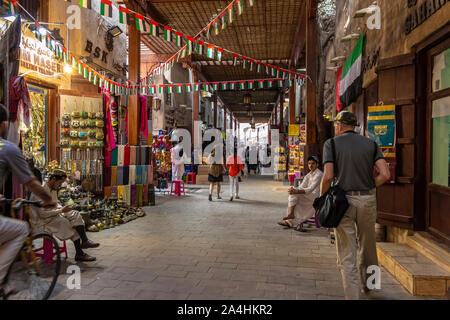 Dubai, Emirati Arabi Uniti - 1 Dicembre 2018: Nel coperto mercato arabo. Il quartiere di Deira. Dubai. Foto Stock