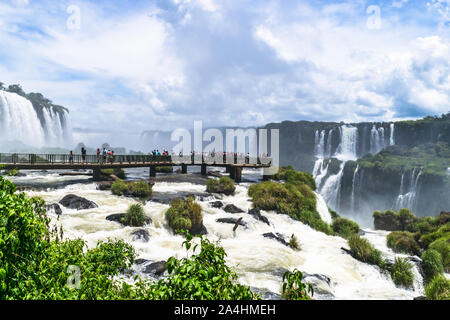 Le maestose Cascate di Iguazu, una delle meraviglie del mondo si trova in Brasile. Foto Stock