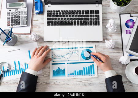 Imprenditore lavora con i report finanziari Foto Stock