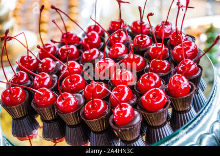 Finissimo cioccolato caramelle con ciliege rosse decorazione tavola party Foto Stock