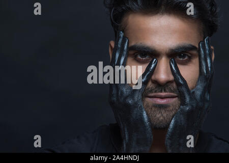 Ritratto di un uomo nel profondo della depressione Foto Stock