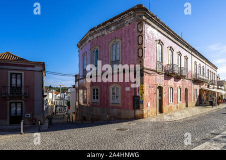 Tipico edificio in Silves ricoperta con ceramica piastrelle rosa. Silves, Algarve, Portogallo, Aprile 2019 Foto Stock