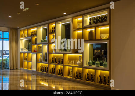 Dubai, Emirati Arabi Uniti - 2 Dicembre 2018: elementi di arredamento moderno di design e di architettura hotel Le Royal Meridien Beach Resort & Spa. Foto Stock