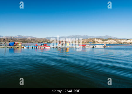 Lago di Cachuma, California/USA - Ottobre 5, 2019 Cachuma Lago marina con una varietà di pesca e pontone, pedalò, canoe e imbarcazioni a remi. Ca Foto Stock