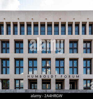 Berlino, Germania - 27 Luglio 2019: Vista della Humboldt Forum con la torre della televisione si riflette su windows Foto Stock