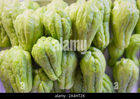 Chayote Sechium edule frutta fresca / chayote squash nel mercato ortofrutticolo Foto Stock