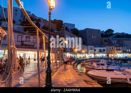 Hydra, isola greca - 20 luglio 2019; città e il lungomare di notte come i turisti si muovono attorno ad una vita piacevole e l'atmosfera sull'isola greca Foto Stock