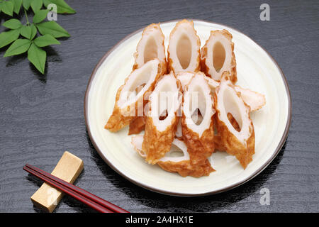 Il cibo giapponese, Chikuwa kamaboko su sfondo indietro Foto Stock