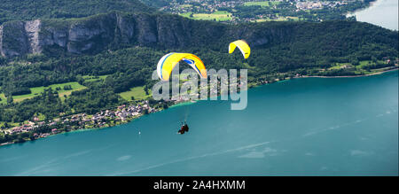 Parapendio con parapente jumping nei pressi del lago di Annecy in una sulle Alpi francesi, in Francia. Foto Stock