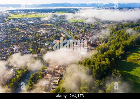 Vista aerea, la città vecchia di Wolfratshausen con Loisach e chiesa di San Andreas nella nebbia mattutina, sul retro della catena alpina, Alta Baviera, Baviera Foto Stock